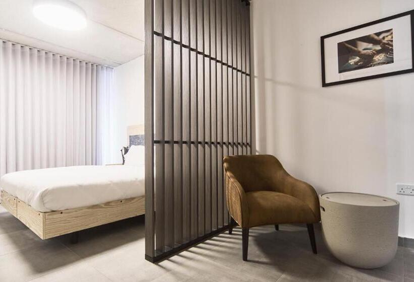 اتاق سوپریور, Mr. Todd