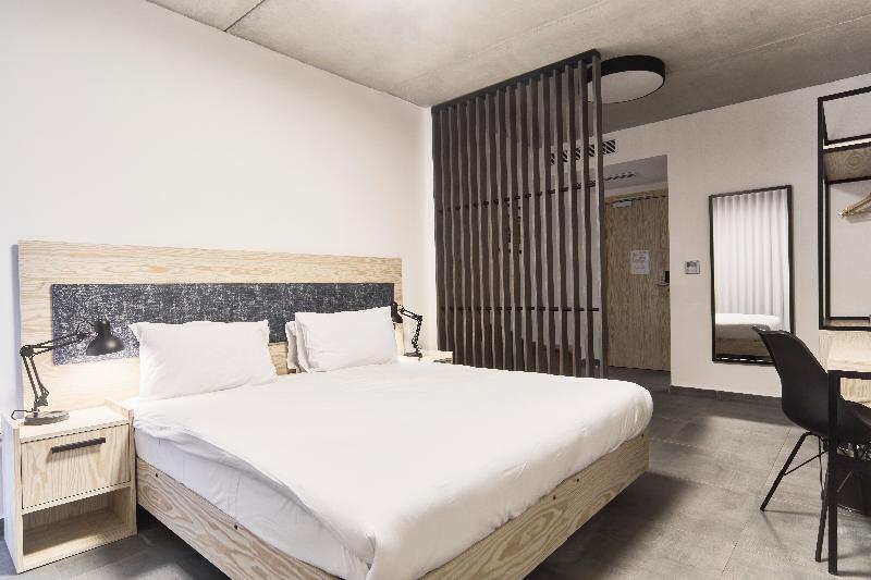 اتاق سوپریور, Mr. Todd