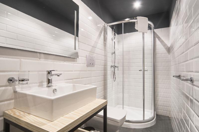 اتاق سوپریور, Mr. Todd