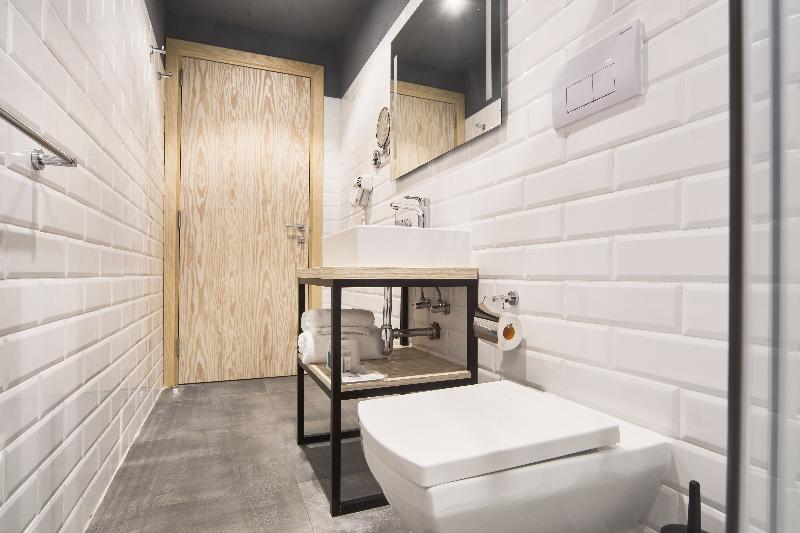 اتاق سوپریور, Mr. Todd