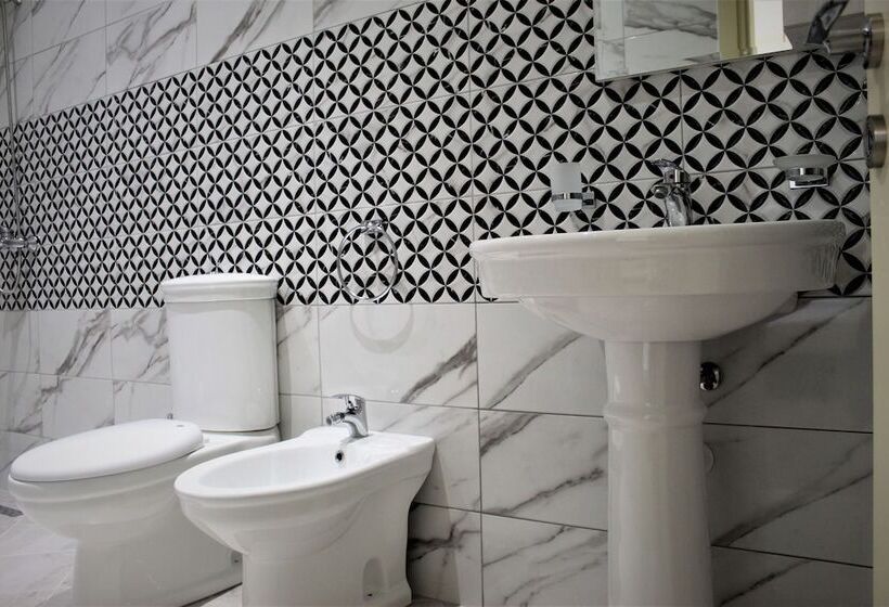 غرفة قياسية مطلّة علي الحديقة, Veliera