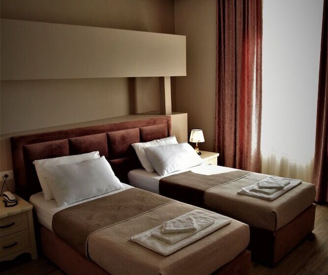 غرفة قياسية مطلّة علي الحديقة, Veliera