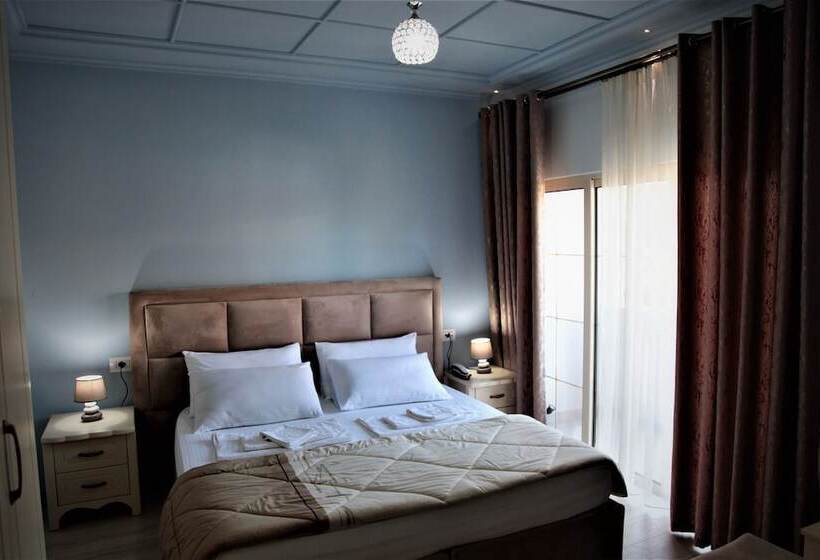 غرفة قياسية مطلّة علي الحديقة, Veliera