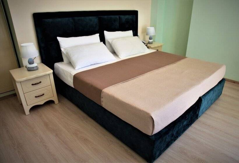 غرفة قياسية مطلّة علي الحديقة, Veliera