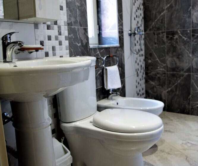 غرفة قياسية مطلة على المدينة, Veliera