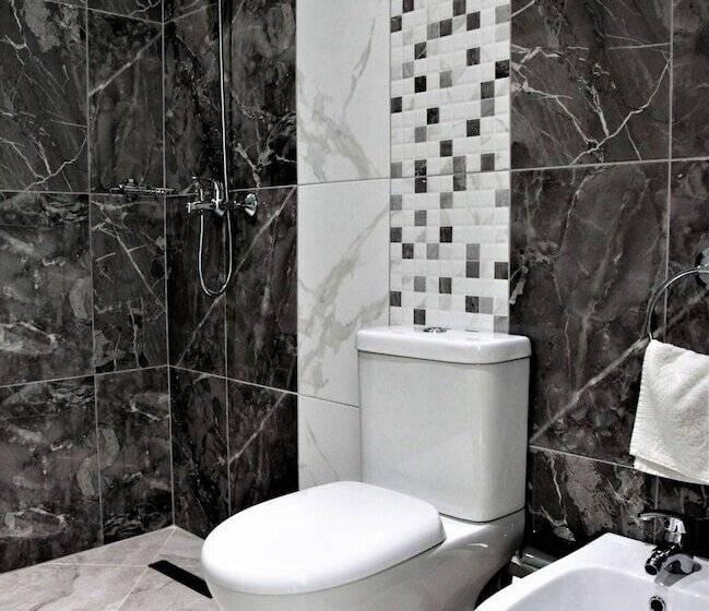 غرفة قياسية مطلة على المدينة, Veliera