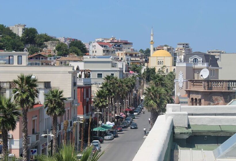 غرفة قياسية مطلة على المدينة, Veliera