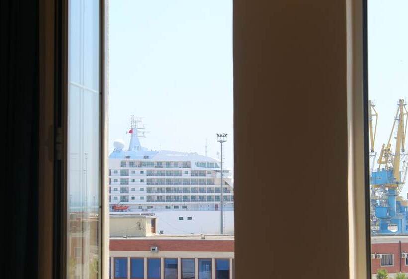 غرفة قياسية مطلة على المدينة, Veliera