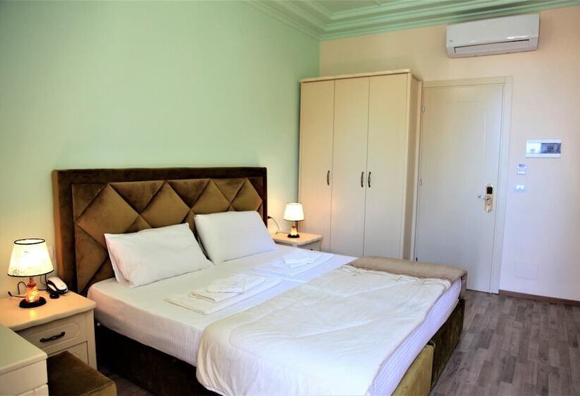 غرفة قياسية مطلة على المدينة, Veliera