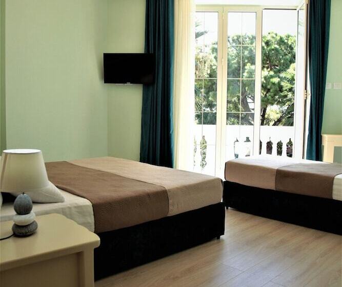 غرفة قياسية ثلاثية مطلة علي الحديقة, Veliera