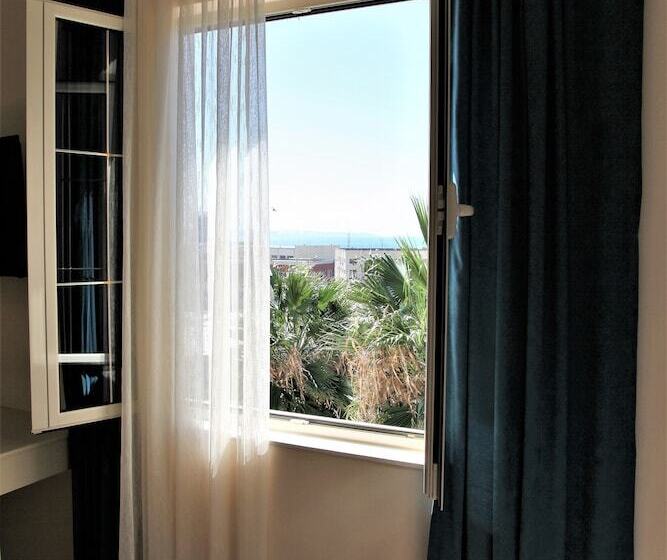 غرفة قياسية ثلاثية مطلة علي الحديقة, Veliera