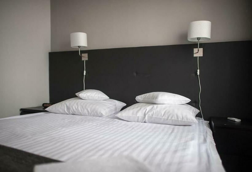 מיטת קינג בסוויטה, Edison Poznań Lotnisko ławica