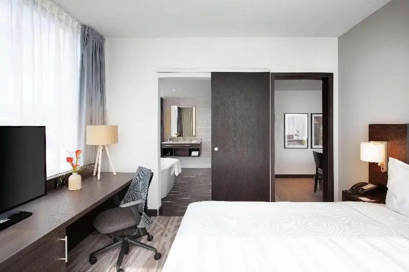 キングサイズベッドのスイートルーム, Hilton Garden Inn Zurich Limmattal