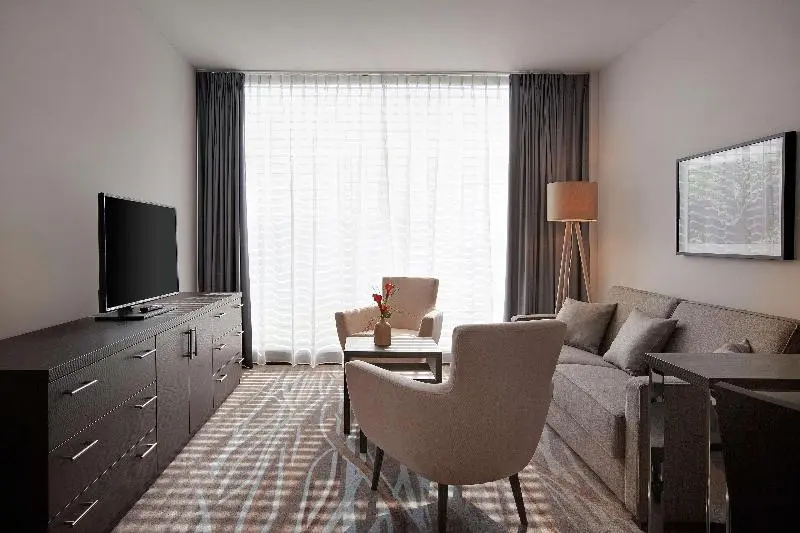 キングサイズベッドのスイートルーム, Hilton Garden Inn Zurich Limmattal