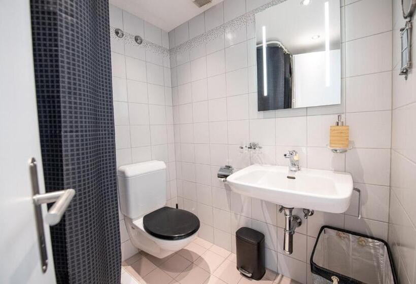 جناح جونيور, Kursaal Arosa   Adults Only