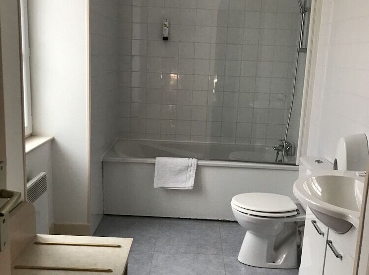 חדר סטנדרט לשלושה, Logis Hotel Saint Joseph