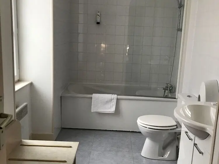Standard Kolmen Hengen Huone, Logis Hotel Saint Joseph