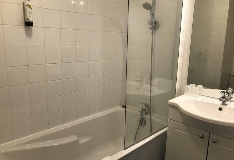 חדר סטנדרט לארבעה, Logis Hotel Saint Joseph