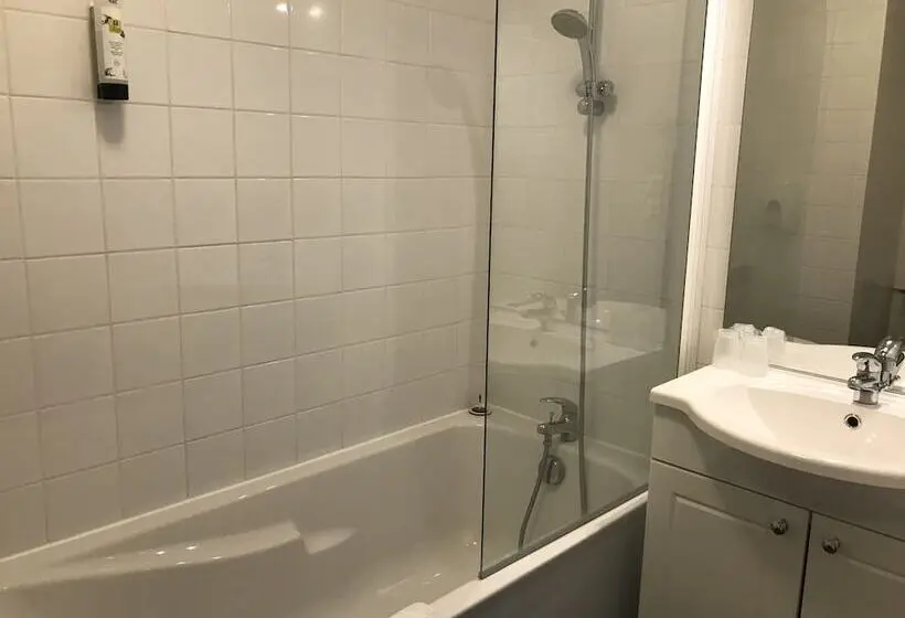 Standard Neljän Hengen Huone, Logis Hotel Saint Joseph