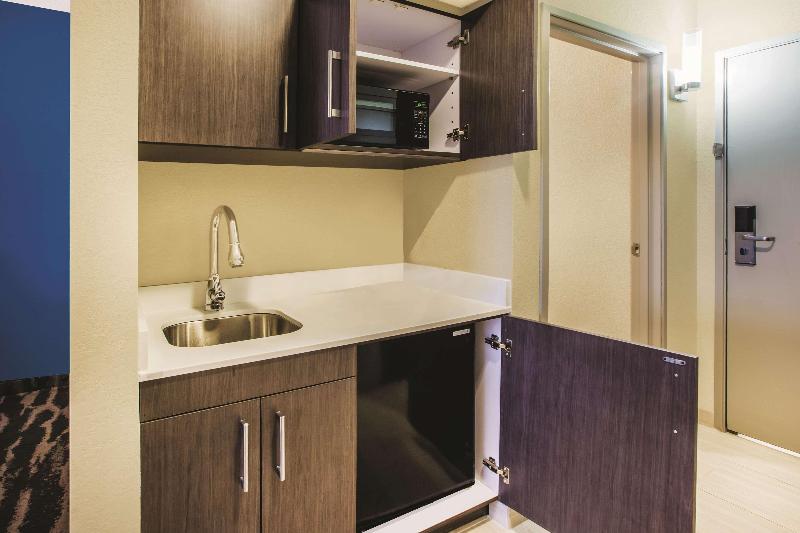 סוויטת 2 חדרי שינה, The Nature Phuket Sha Extra Plus