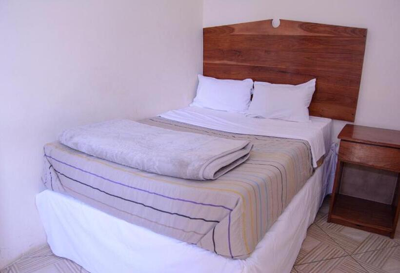 اتاق خانوادگی, The Palace Guest House