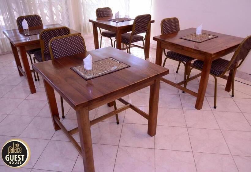 اتاق خانوادگی, The Palace Guest House