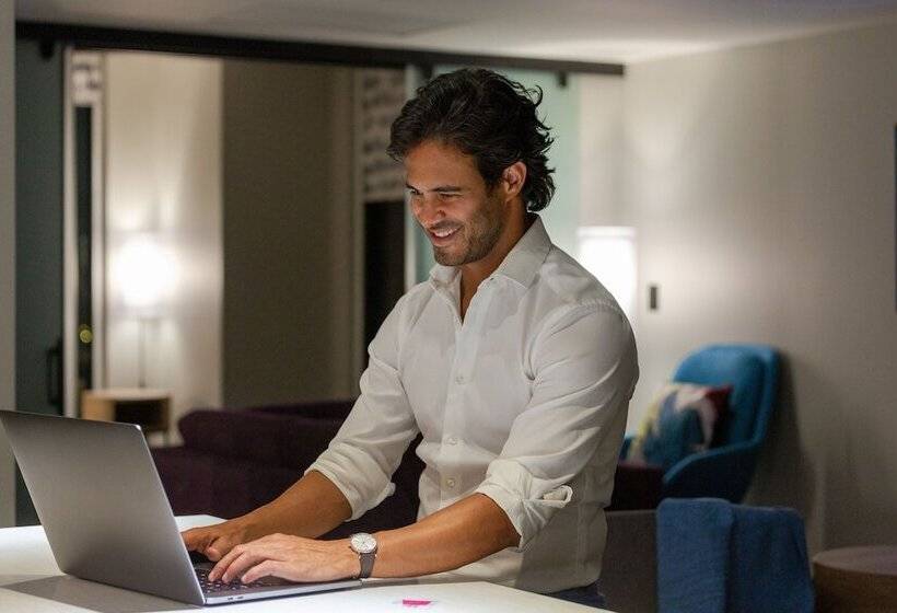 스탠다드 룸 더블 침대, Aloft New Delhi Aerocity