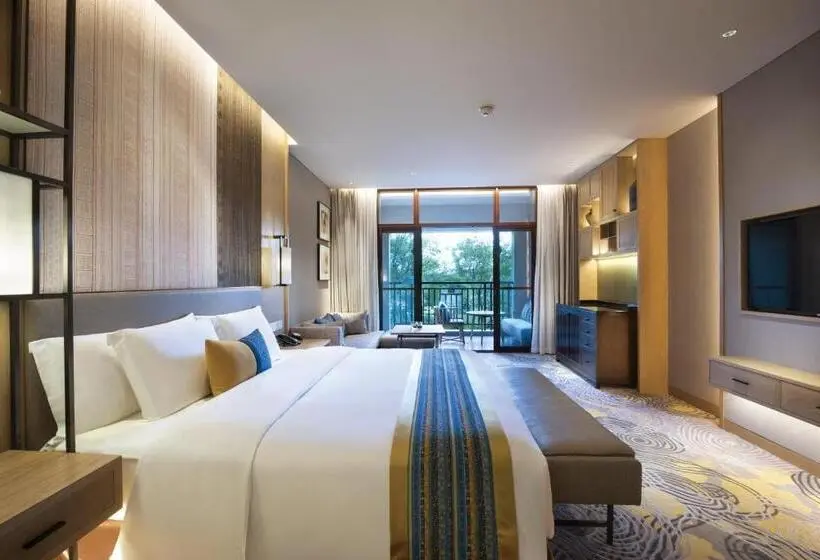 キングサイズベッドのスタンダードルーム, Crowne Plaza   Kunming Ancient Dian Town, An Ihg