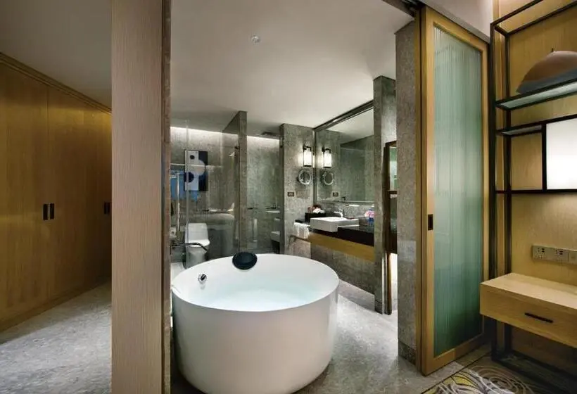 キングサイズベッドのスタンダードルーム, Crowne Plaza   Kunming Ancient Dian Town, An Ihg