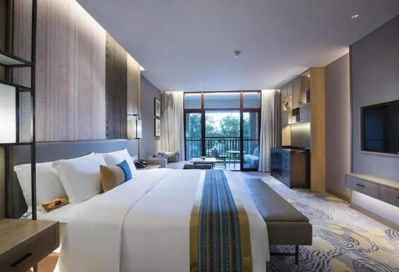 キングサイズベッドのスタンダードルーム, Crowne Plaza   Kunming Ancient Dian Town, An Ihg