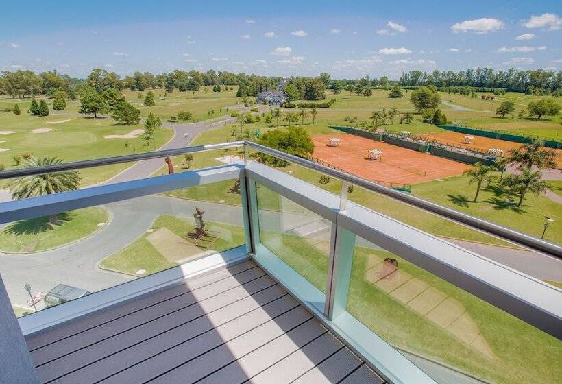 חדר פרמיום עם מרפסת, Hilton Pilar