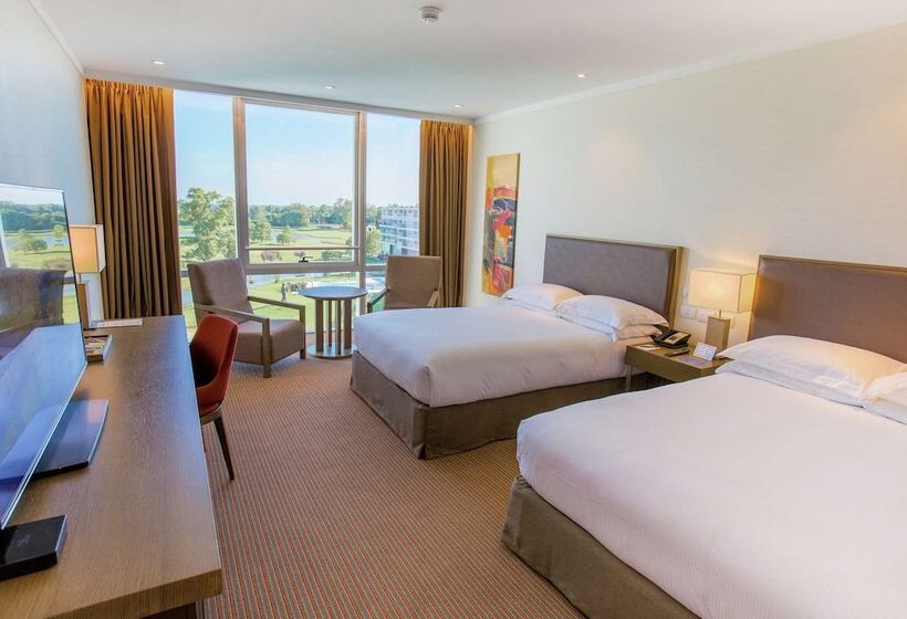 חדר פרמיום עם מרפסת, Hilton Pilar