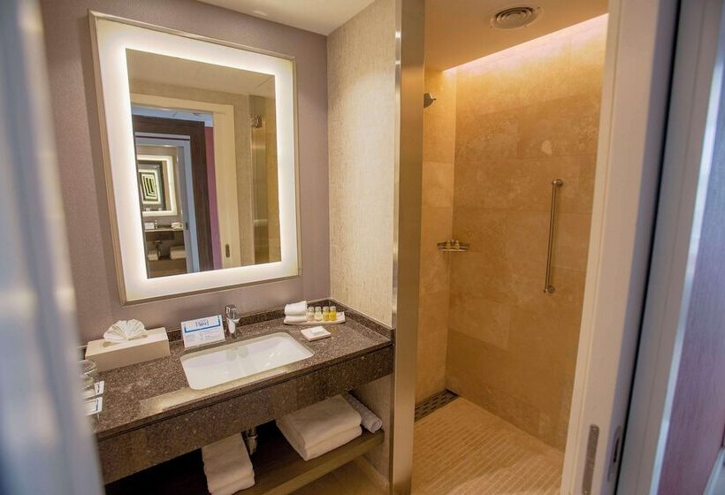 חדר פרמיום עם מרפסת, Hilton Pilar