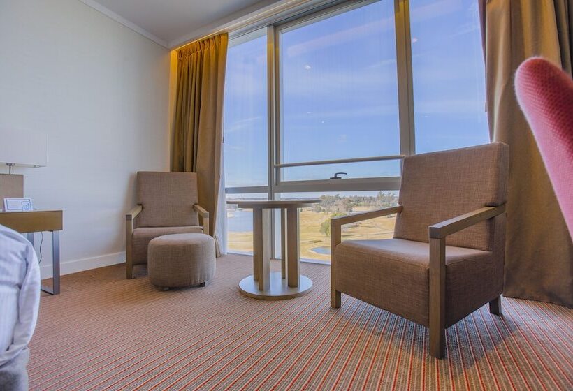 חדר פרמיום עם מרפסת, Hilton Pilar