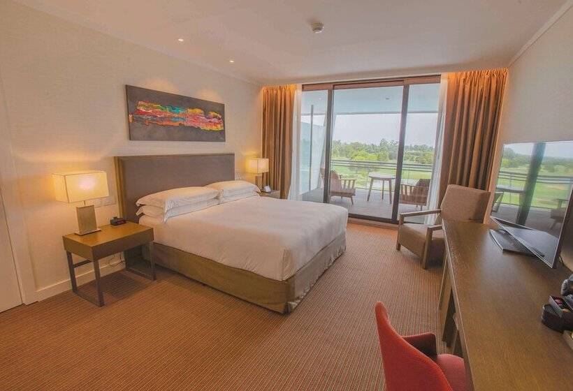 Номер Premium с Балконом, Hilton Pilar