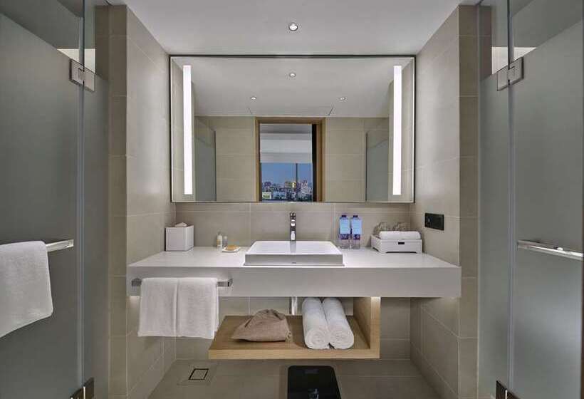 מיטת קינג בסוויטה, Hilton Pilar