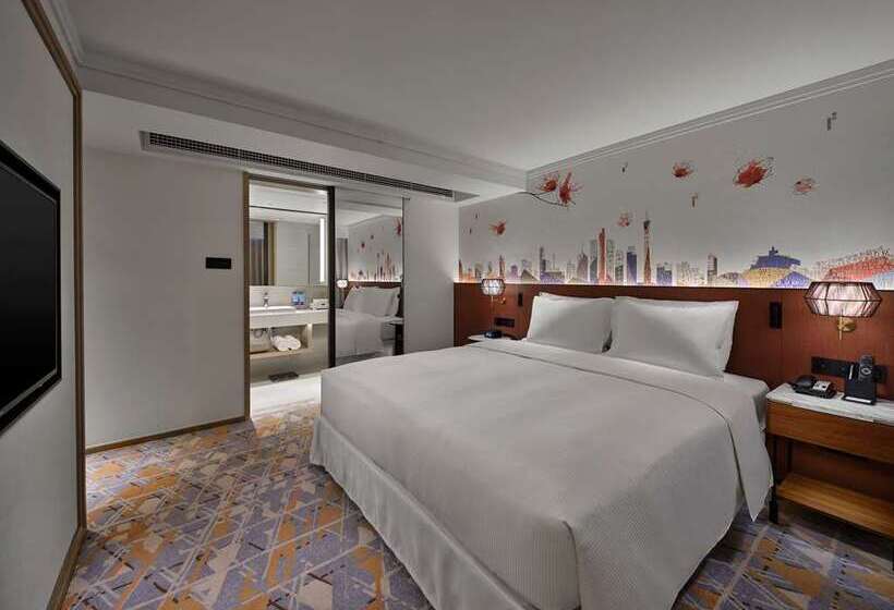 מיטת קינג בסוויטה, Hilton Pilar