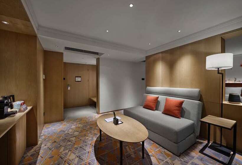 מיטת קינג בסוויטה, Hilton Pilar