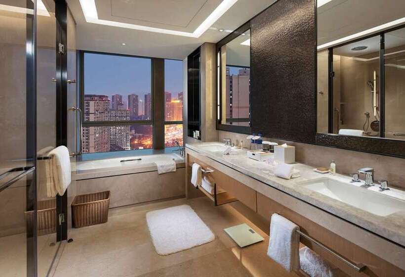 Люкс Кровать Кинг, Hilton Pilar