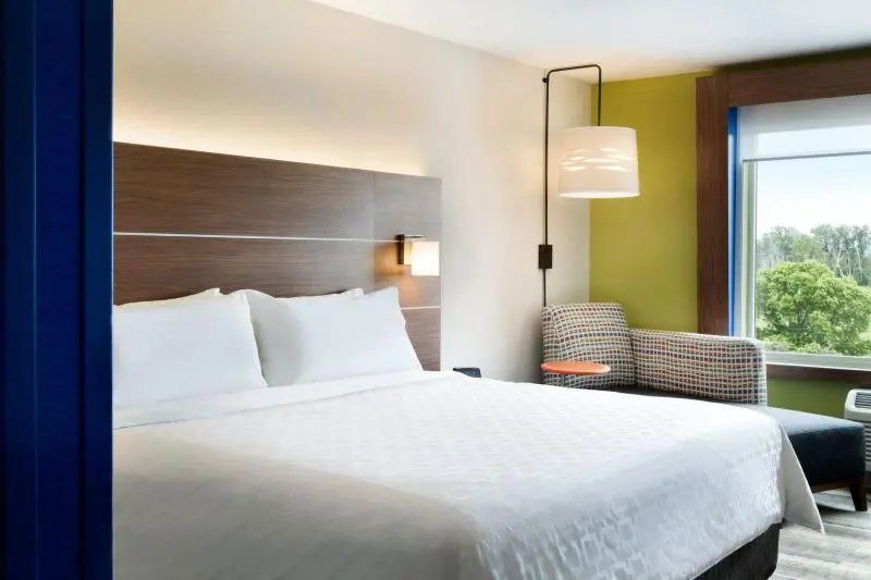 身障者適用キングサイズベッドルーム, Holiday Inn Express   Mccook, An Ihg