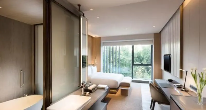 キングサイズベッドのデラックスルーム, Joyze Hotel Xiamen, Curio Collection By Hilton