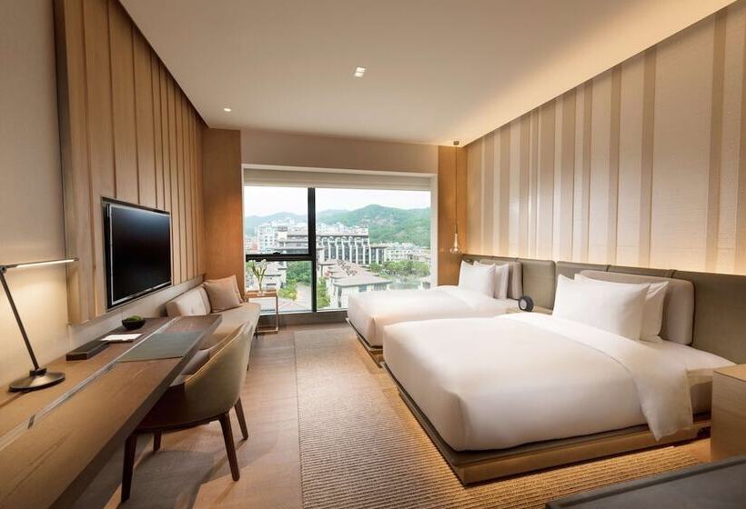 Номер Deluxe Вид на Горы, Joyze Hotel Xiamen, Curio Collection By Hilton