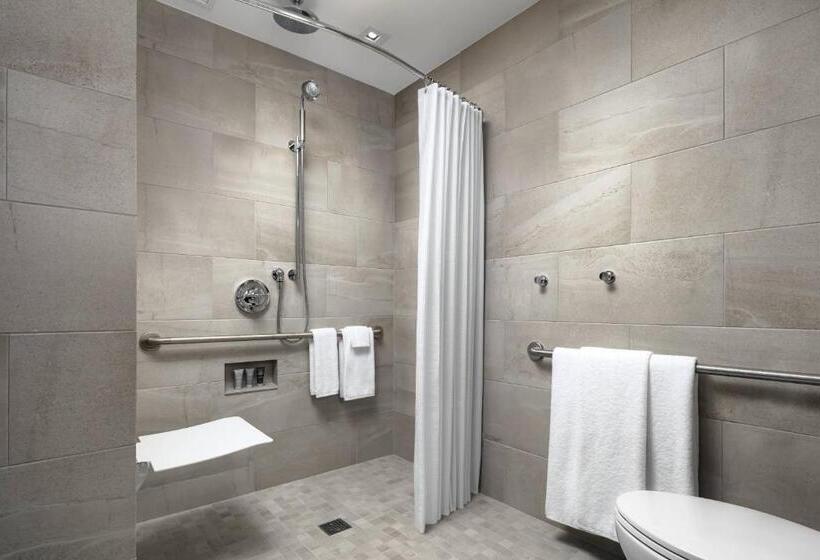 キングサイズベッドのスタンダードルーム, Jw Marriott Edmonton Ice District