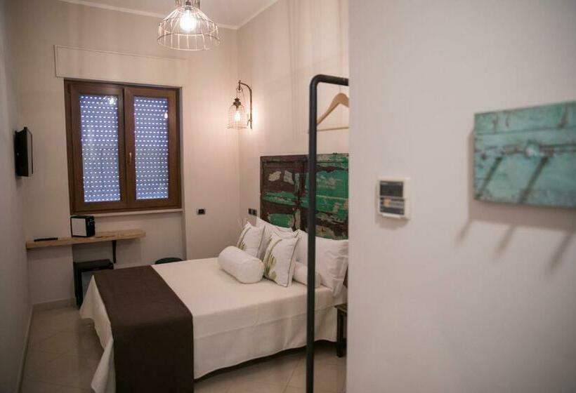 غرفة قياسية لذوى الاحتياجات الخاصة, Love & Fama