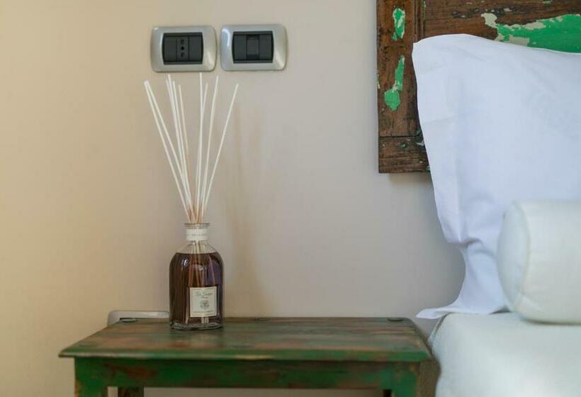 חדר סטנדרט מותאם לאדם עם מוגבלויות, Love & Fama