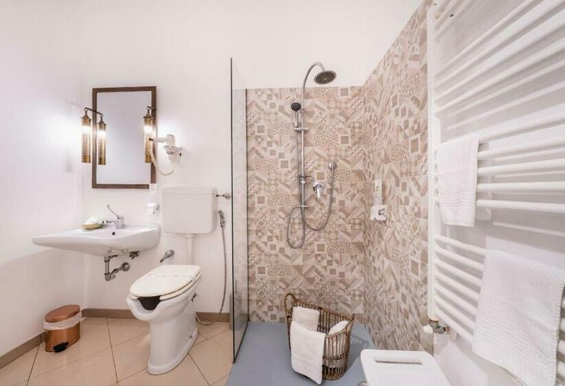 غرفة قياسية لذوى الاحتياجات الخاصة, Love & Fama