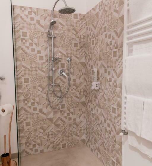 غرفة قياسية لذوى الاحتياجات الخاصة, Love & Fama