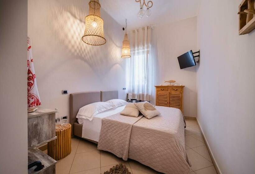 غرفة قياسية, Love & Fama