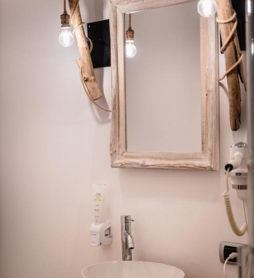 غرفة قياسية, Love & Fama