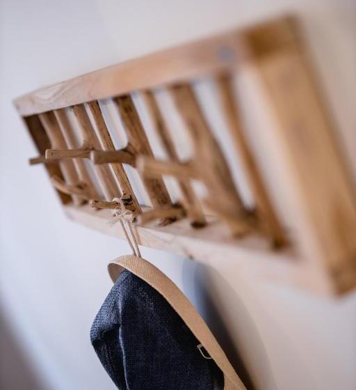 חדר סטנדרט, Love & Fama